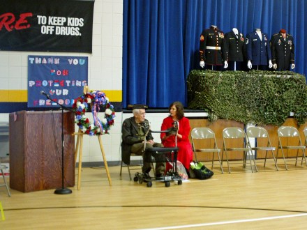 Dad and I arrived early at my daughter's elementary school. Here, we are preparing our remarks. 